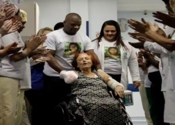Roseana Murray é aplaudida ao ter alta de hospital, no Rio