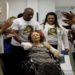 Roseana Murray é aplaudida ao ter alta de hospital, no Rio