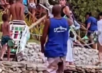 um grupo de turistas que desfrutavam da Praia da Azeda, em Búzios, foi vaiado por deixar lixo na praia. Essa atitude irresponsável e prejudicial ao meio ambiente causou indignação entre os presentes.