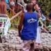 um grupo de turistas que desfrutavam da Praia da Azeda, em Búzios, foi vaiado por deixar lixo na praia. Essa atitude irresponsável e prejudicial ao meio ambiente causou indignação entre os presentes.