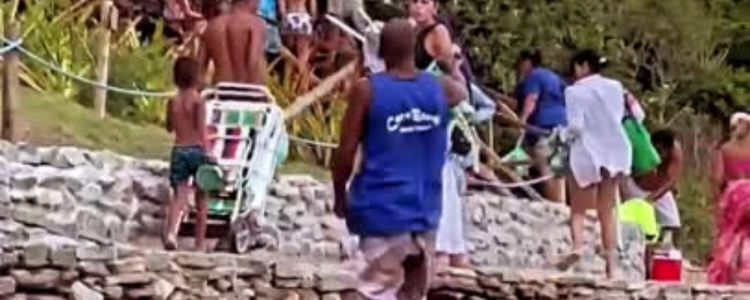 um grupo de turistas que desfrutavam da Praia da Azeda, em Búzios, foi vaiado por deixar lixo na praia. Essa atitude irresponsável e prejudicial ao meio ambiente causou indignação entre os presentes.