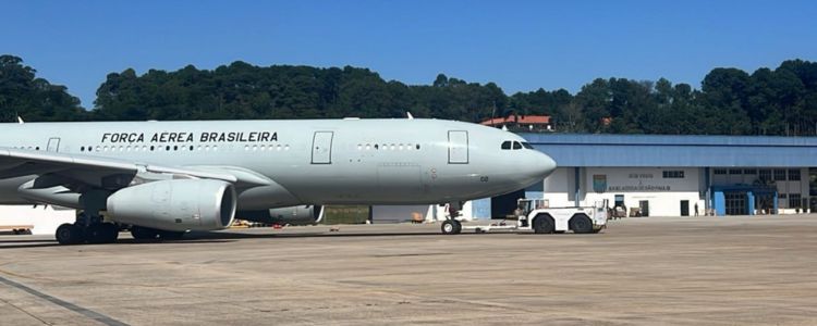 A aeronave KC-30da FAB decolou nesta tarde da Base Aérea de São Paulo (BASP), em Guarulhos (SP),