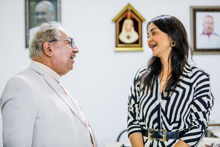 Encontro entre o bispo de Campos, Dom Roberto, e a delegada Madeleine: sucessão em Campos-RJ