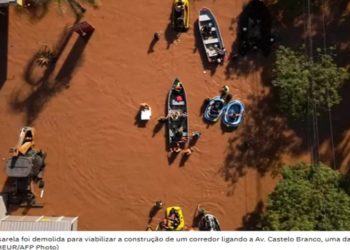 Porto Alegre derruba passarela para construir corredor humanitário e facilitar a chegada de ajuda