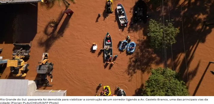 Porto Alegre derruba passarela para construir corredor humanitário e facilitar a chegada de ajuda