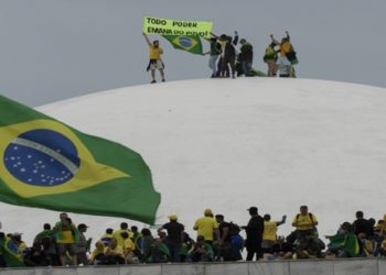 Os assaltantes da sede dos três poderes em Brasília fugiram após quebrarem a tornozeleira eletrônica imposta pela Justiça.