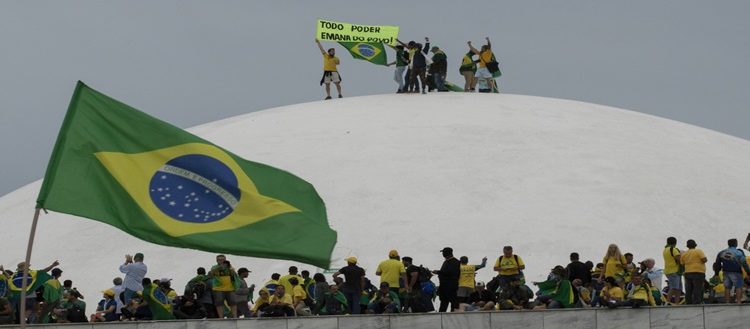 Os assaltantes da sede dos três poderes em Brasília fugiram após quebrarem a tornozeleira eletrônica imposta pela Justiça.