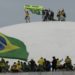 Os assaltantes da sede dos três poderes em Brasília fugiram após quebrarem a tornozeleira eletrônica imposta pela Justiça.