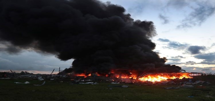 Aviões de guerra israelenses bombardearam um prédio residencial no sul do campo de Nuseirat, e crianças também foram vítimas.
