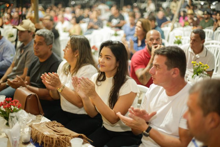 Delegada Madeleine no 16º Leilão de Gado em Santa Maria de Campos: redução da carga tributária
