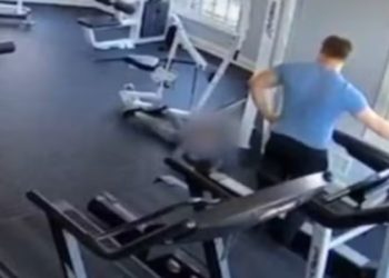pai força filho a correr em esteira