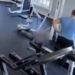 pai força filho a correr em esteira