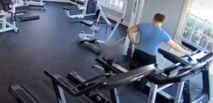 pai força filho a correr em esteira