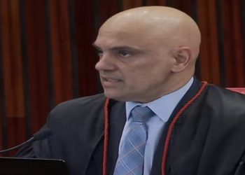 Em despedida do TSE, Moraes defende combate às fake news e diz que Judiciário não se 'acovarda' diante de extremistas