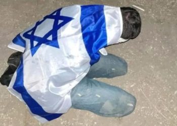 Soldados israelenses postam fotos de presos palestinos sendo humilhados