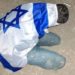 Soldados israelenses postam fotos de presos palestinos sendo humilhados