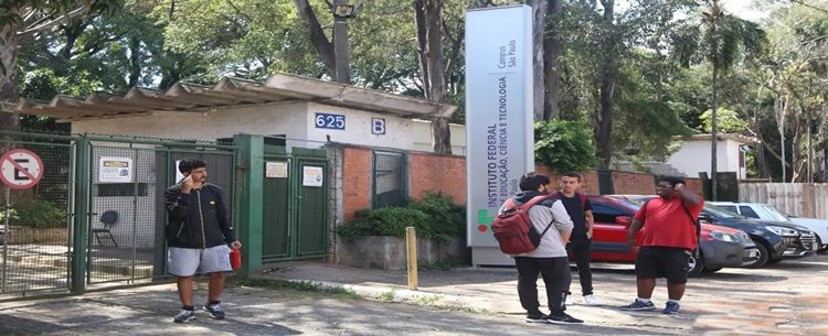 Eles querem reajuste de 22,71% em três parcelas de 7,06% por ano