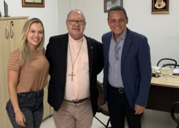 o diágolog de Dra. Karoline, a dra do drone, com o bispo de Campos dos Goytacazes-RJ, dom Roberto Francisco Ferrería Paes