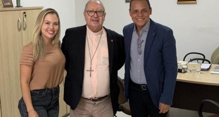 o diágolog de Dra. Karoline, a dra do drone, com o bispo de Campos dos Goytacazes-RJ, dom Roberto Francisco Ferrería Paes