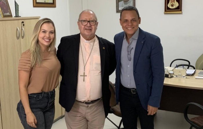 o diágolog de Dra. Karoline, a dra do drone, com o bispo de Campos dos Goytacazes-RJ, dom Roberto Francisco Ferrería Paes