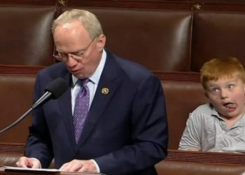 Filho de deputado faz caretas enquanto pai defende Trump no Congresso dos EUA