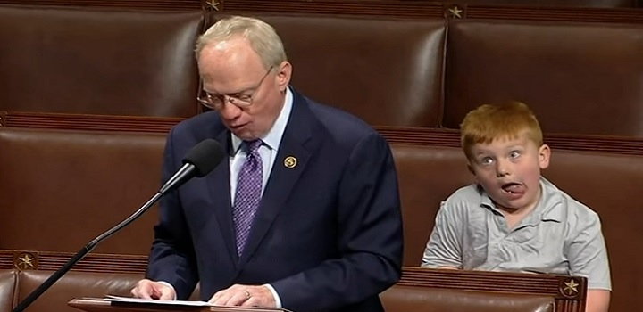 Filho de deputado faz caretas enquanto pai defende Trump no Congresso dos EUA