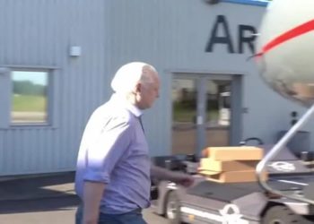 julian assange deixa prisão