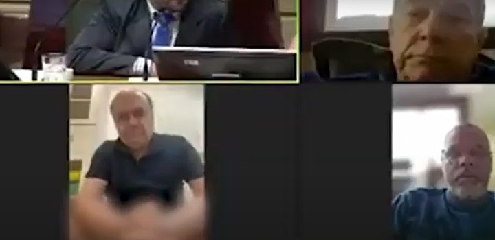 cesar maia no banheiro