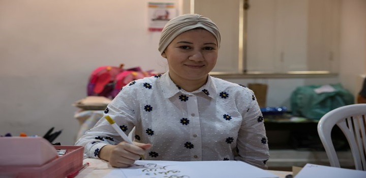 Farah Al Najjar durante oficina de escrita árabe, no Rio Refugia 2024 - Tomaz Silva/Agência Brasil