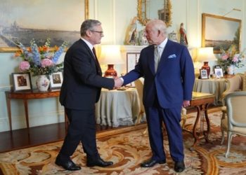 Rei Charles III nomeia Keir Starmer como primeiro-ministro