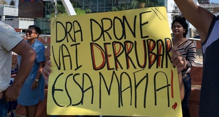 Dra Karoline, a dra do Drone confronta concessionária Águas do Paraíba por causa de água contaminada