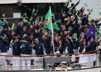 Paris 2024: Brasil desfila com 50 atletas e mostra animação no Rio Sena