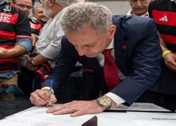 Presidente do Flamengo, Landim assina termo de compra do terredo do Gasômetro — Foto: Paula Reis / CRF