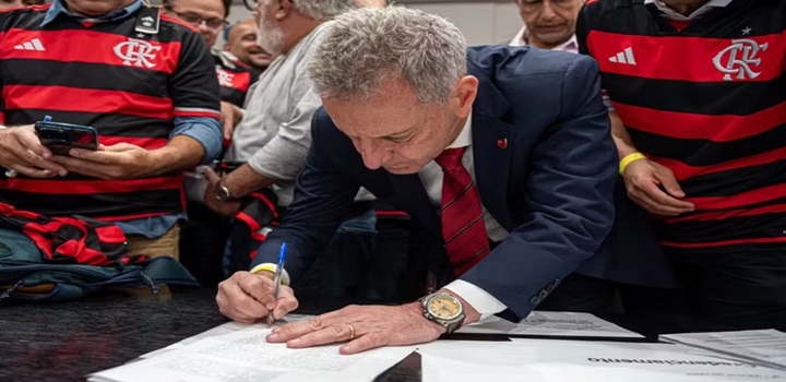 Presidente do Flamengo, Landim assina termo de compra do terredo do Gasômetro — Foto: Paula Reis / CRF