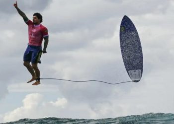 foto icônica de Gabriel Medina em Paris 2024