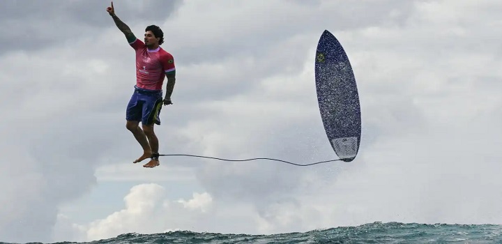 foto icônica de Gabriel Medina em Paris 2024