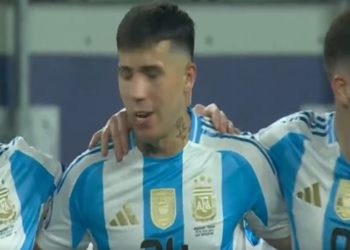 Messi comemora o seu gol com os companheiros (Reprodução)