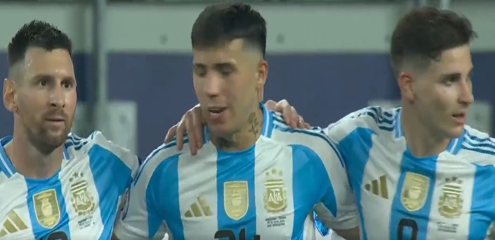 Messi comemora o seu gol com os companheiros (Reprodução)