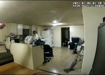 Mulher negra é morta a tiros por policial dentro de casa nos EUA