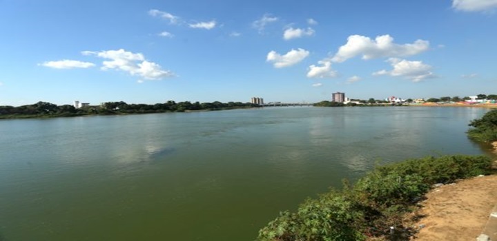 O Rio Paraíba do Sul segue com águas de tom esverdeado. (Foto: Silvana Rust)
