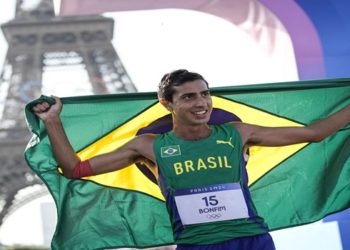 Caio Bonfim conquista a prata inédita na marcha atlética em Paris-2024