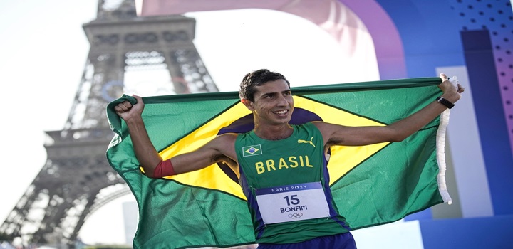 Caio Bonfim conquista a prata inédita na marcha atlética em Paris-2024