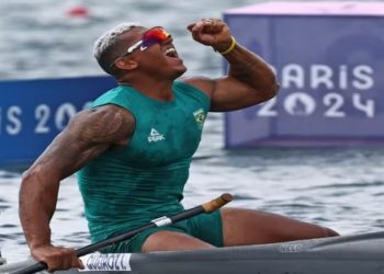 Isaquias Queiroz dá arrancada espetacular no fim e garante a prata no C1 1000m em Paris