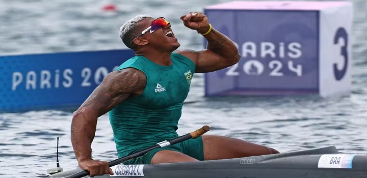 Isaquias Queiroz dá arrancada espetacular no fim e garante a prata no C1 1000m em Paris
