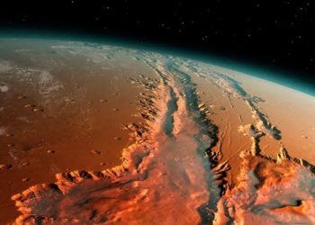 Descobertas do rover Perseverance na Cratera Jezero, Marte, indicam histórica interação de rochas com água líquida e minerais favoráveis à vida. Algoritmo MIST decifra ambientes habitáveis, mas confirmação depende de retorno de amostras à Terra, numa corrida contra a missão chinesa Tianwen-3.