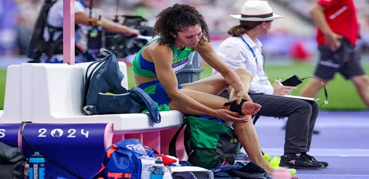 Valdiléia Martins se machuca antes de realizar a sua primeira tentativa e abandona a final do salto em altura dos Jogos Olímpicos de Paris.
Foto: Wander Roberto/COB
