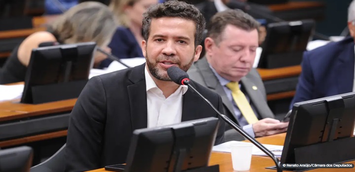 PF indicia deputado Janones por suspeita de esquema de "rachadinha"