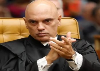Ministro Alexandre de Moraes comparou a articulação de Eduardo Bolsonaro nos EUA à tentativa de golpe de 8 de janeiro. Segundo ele, ações junto ao governo Trump têm objetivo de desestabilizar o Brasil.