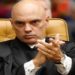 Ministro Alexandre de Moraes comparou a articulação de Eduardo Bolsonaro nos EUA à tentativa de golpe de 8 de janeiro. Segundo ele, ações junto ao governo Trump têm objetivo de desestabilizar o Brasil.