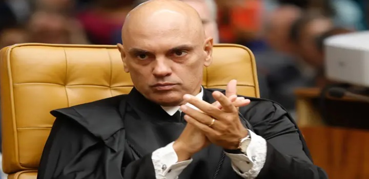 Ministro Alexandre de Moraes comparou a articulação de Eduardo Bolsonaro nos EUA à tentativa de golpe de 8 de janeiro. Segundo ele, ações junto ao governo Trump têm objetivo de desestabilizar o Brasil.